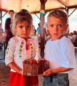Ei sunt Ilie și Ilinca, „copiii ce n-ar fi trebuit să existe", care au mâncât tort și înghețată pentru prima dată la 4 ani. Ce poveste dureroasă de viață au micuții