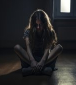 Mamă și bunică, condamnate la zeci de ani de închisoare după ce au abuzat o fetiță de 11 ani. Au obligat-o să mânânce hrană pentru pisici