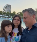 Reacția lui Alexandru Ciucu după ce fanii au sesizat că fetițele lui nu zâmbesc în pozele cu el. „Prietenii știu de ce"
