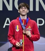 Matei are numai 17 ani dar a devenit campion la scrimă! A câștigat până acum 32 de medalii, dintre care 19 de aur
