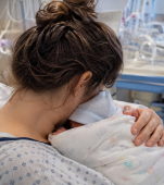 Video emoționant al zilei! Reîntălnirea emoționantă dintre un bebeluș prematur și mama lui, după 3 săptămâni de spitalizare