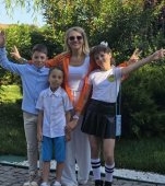 Mirela Vaida și-a dat copiii la o școală din sat. A ales simplitatea în locul unui sistem exclusivist: „I-am învățat așa”