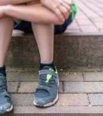 Sărăcia l-a ținut departe de școală. La 9 ani, un băiat din Buzău pășește pentru prima dată în clasa I