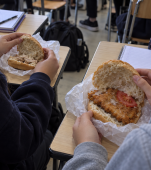 Imagini de coșmar la o școală din Iași. Elevii au primit carne de pui cu pene