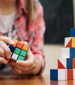 Record mondial la 6 ani! O fetiță a rezolvat cubul Rubik în numai 4 secunde