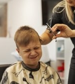 „Țipa, plângea și nu suporta să-i atingem părul”. De ce tunsul poate fi atât de greu pentru un copil cu autism