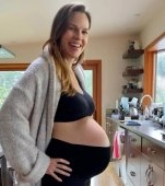 Hilary Swank este însărcinată din nou la 52 de ani. Actrița a adus pe lume gemeni în urmă cu 3 ani
