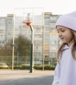 De la ce vârstă poate merge un copil singur prin oraș? Semnele care arată că este pregătit pentru mai multă independență