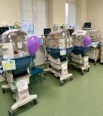 Fericire imensă pentru o familie din Covasna. Patru bebeluși născuți prematur, la doar 750 de grame, au plecat acasă după trei luni de spitalizare