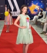 Ilinca are numai 12 ani dar este deja vedetă pe podiumul de modă! A câștigat titlul de „The Best Model of Europe“