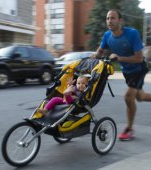 Parintii pot alerga 800 m impingand carucioarele copiilor la Maratonul International Bucuresti