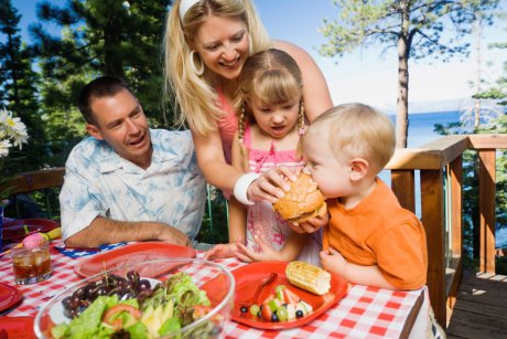 10 greseli in alimentatia copilului pe care parintii nici nu stiu ca le fac