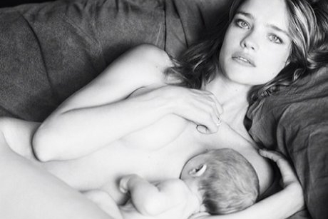 Modelul international Natalia Vodianova pozeaza in timp ce alapteaza