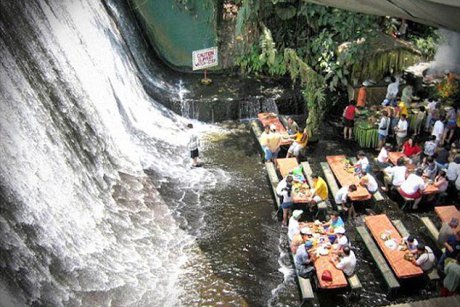 Restaurantul din Filipine, unde mananci udat de o cascada