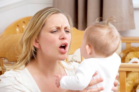 Depresia postnatala: cele mai periculoase efecte asupra mamei, copilului si relatiei de cuplu