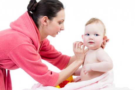 Cum se curata corect urechile copilului: sfaturile specialistilor