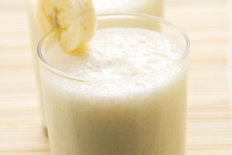 Milkshake cu mere si banane