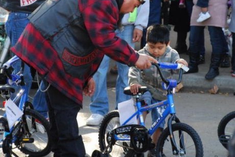 Un grup de motociclisti a cumparat toate bicicletele dintr-un hypermarket pentru a le darui copiilor nevoiasi