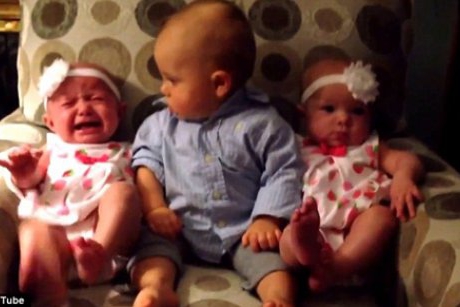 Cel mai adorabil video: bebelus confuz cand isi cunoaste surorile gemene