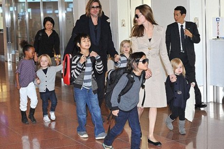 Angelina Jolie: Platim pe cineva care sa monitorizeze activitatea copiilor nostri pe Internet