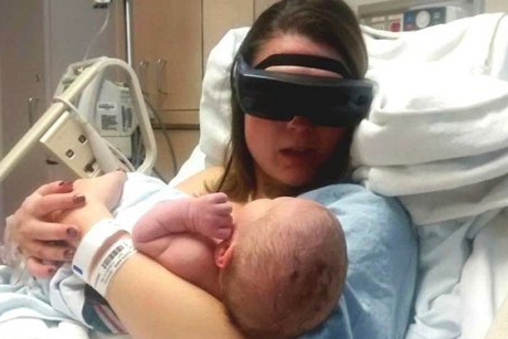 Momentul emotionant cand o mama nevazatoare isi vede bebelusul pentru prima data cu ajutorul unor ochelari speciali
