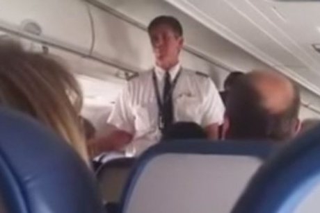 [Video]-Pilot blocat in afara cabinei chiar inainte de aterizare