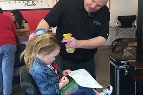 Un tata s-a inscris la cursuri de hairstyling pentru  a invata cum sa-i aranjeze parul fetitei lui de 3 ani 