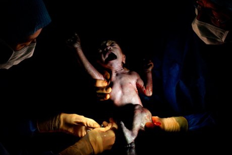 Un fotograf francez captureaza imagini cu bebelusi la cateva secunde dupa nastere
