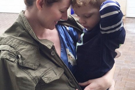 O mamica l-a lasat pe baietelul ei de trei ani sa o imbrace timp de o saptamana