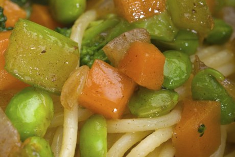 Salata de pui, broccoli, pastai si paste