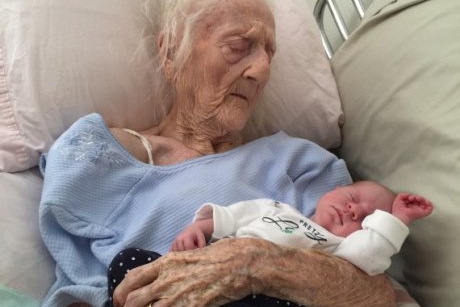 Diferenta de 101 ani intre o strabunica si cel mai tanar membru al familiei: Fotografia ce a starnit reactii incredibile