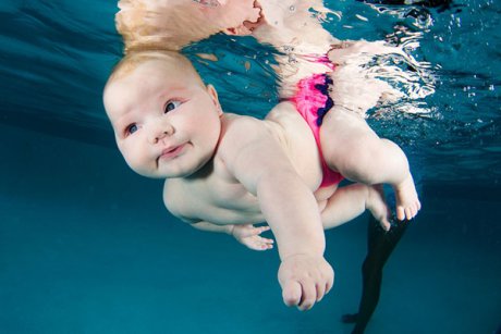 Bebelusi sub apa:  un nou proiect fotografic adorabil