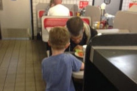 Moment emotionant intr-un restaurant:  Un baietel de 5 anisori a facut un gest incredibil
