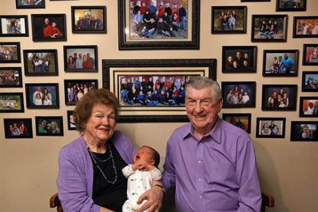 Un cuplu de batranei din Illinois- bunici pentru a 100-a oara 