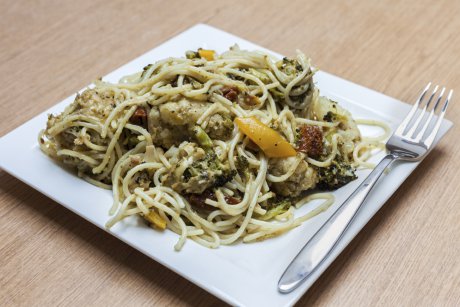 Spaghetti cu broccoli, rosii uscate si carne