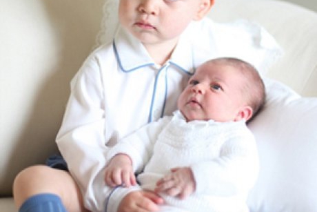 Adorabil! Primele poze cu printul George si printesa Charlotte