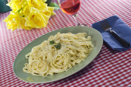 Paste fettuccine cu sos Alfredo 