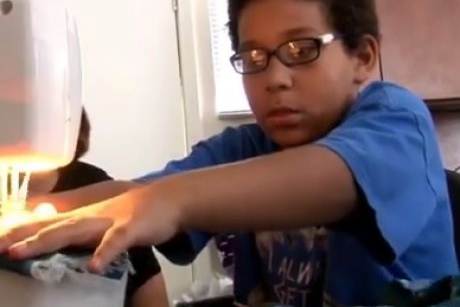 Un baietel de 10 ani confectioneaza haine pentru oamenii strazii