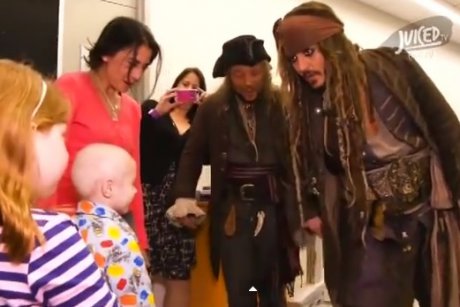 Johnny Depp, vizita surpriza la un spital de copii, imbracat in Capt. Jack Sparrow