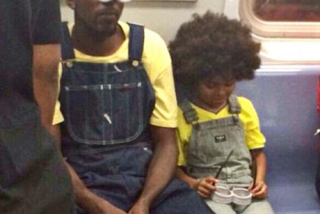 Cel mai amuzant tatic si-a dus fiul la film imbracat in costum de Minion