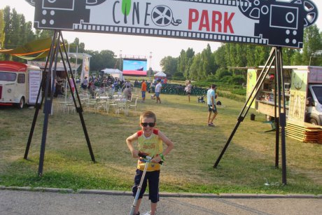 Vizionare de film in aer liber in parcul Herastrau