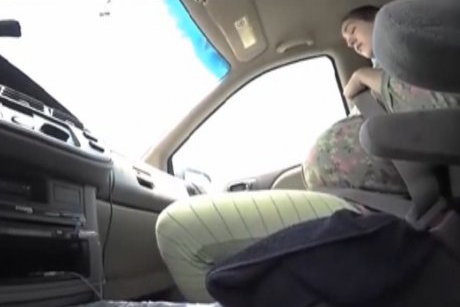  Video incredibil: O femeie a nascut in masina, in drum spre spital, in timp ce sotul ei filma si conducea