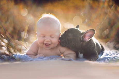  [FOTO] Un bebelus si catelusul lui, o prietenie inedita