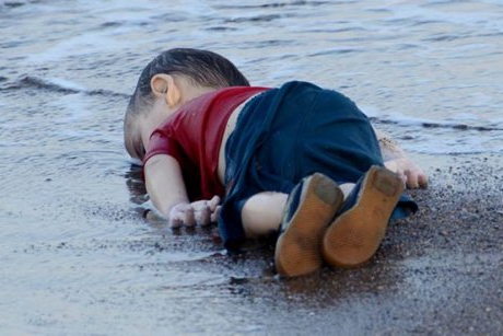 Tatal baietelului sirian gasit pe o plaja din Turcia: Respira, respira! Nu vreau sa mori!