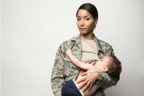 O fotografie cu mamele soldati care isi alapteaza copiii in uniforma a emotionat o lumea intreaga!
