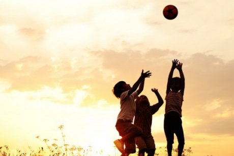 Copiii care petrec mai mult timp in aer liber sunt mai putin predispusi la dezvoltarea miopiei, potrivit unui studiu