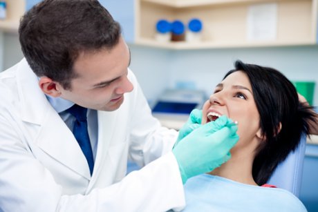 Peste 1.500 de medici dentisti din 41 de judete ofera gratuit consultatii sau detartraje