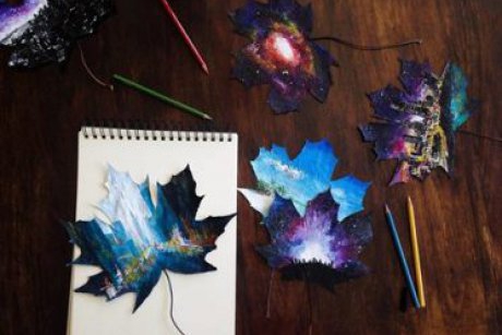 O adolescenta de 16 ani uimeste cu picturi spectaculoase pe frunze de toamna