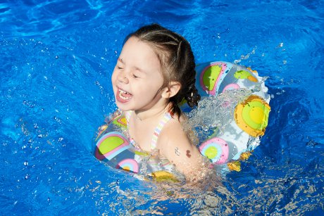 Inotul in piscina si in apa marii: riscuri si metode de siguranta pentru copil
