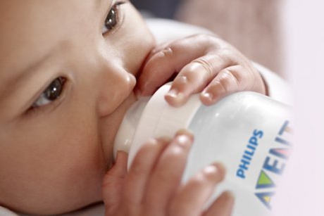 Sfaturi importante in hranirea bebelusului cu biberonul 